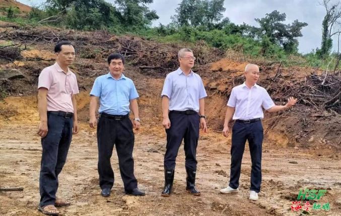 艾轶伦实地调研牛岭农场公司榴莲蜜种植基地建设情况。梅继林 摄